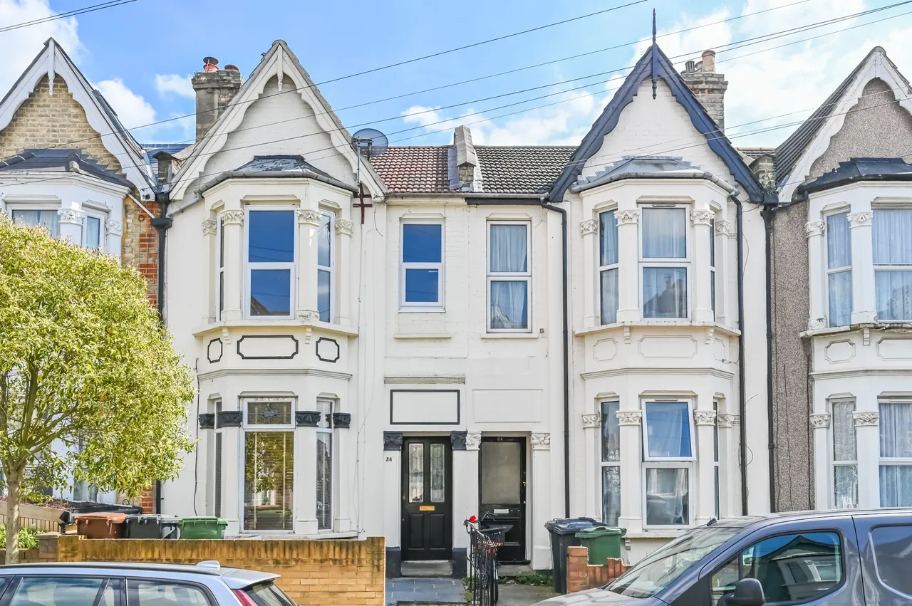 2 bed flat to rent, London, E11