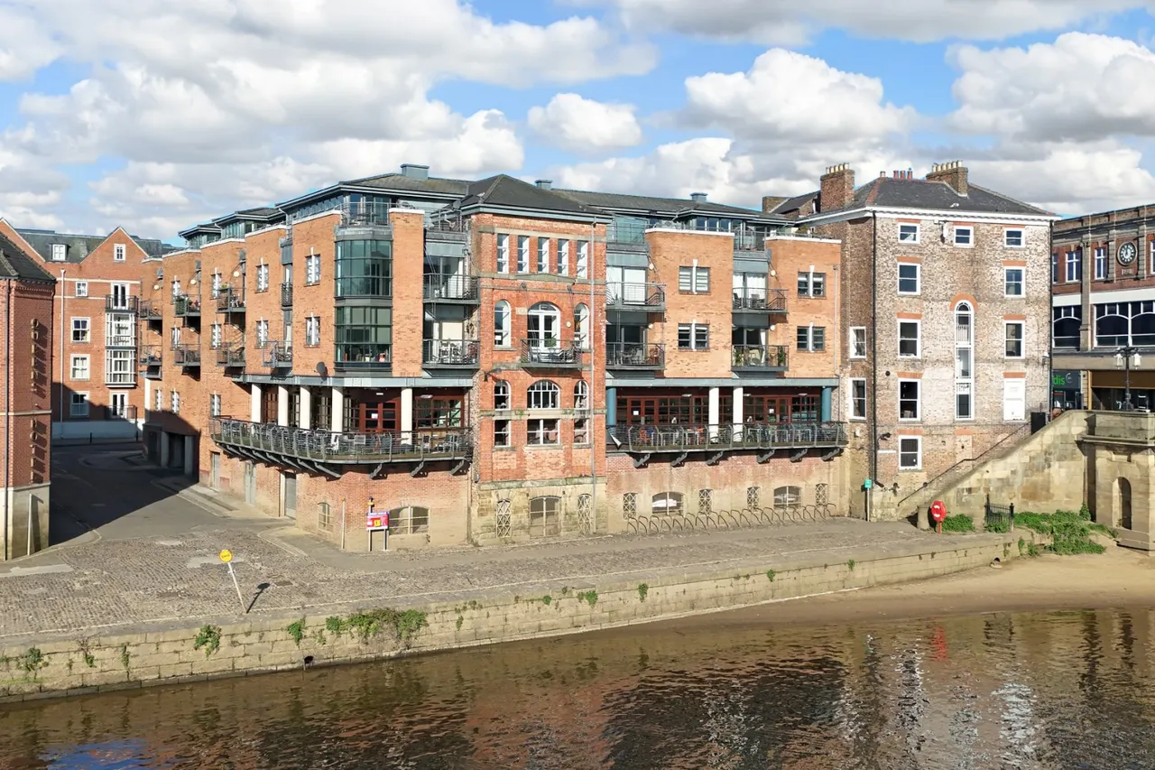 2 bed flat for sale, Bridge Street, York, YO1