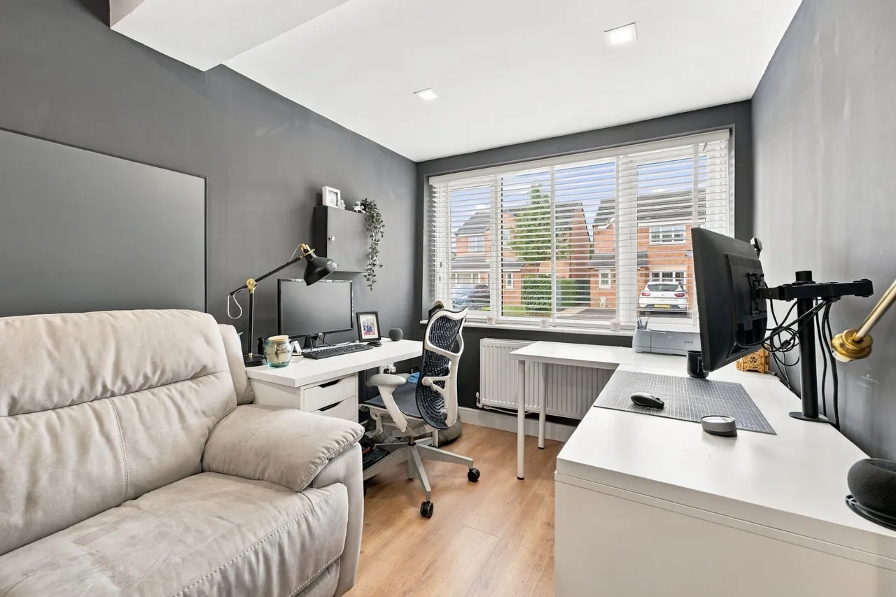 Chelmer Way, Eccles, M30, photo 13