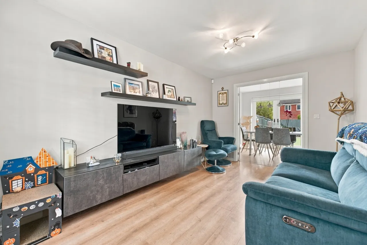 Chelmer Way, Eccles, M30, photo 12