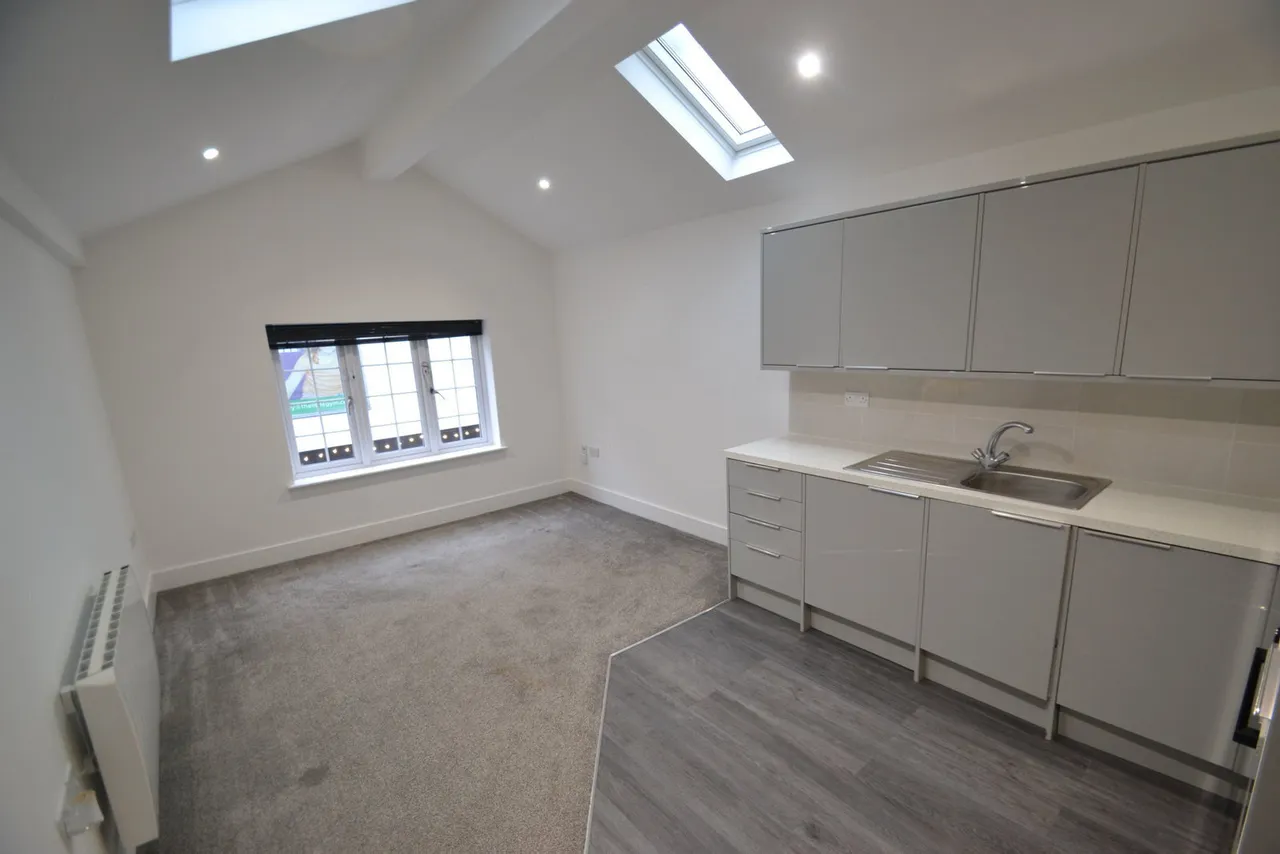 2 bed flat to rent, Albert Road, Camberley, GU15