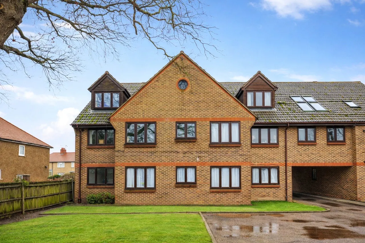 1 bed flat for sale, Farm Road, Esher, KT10