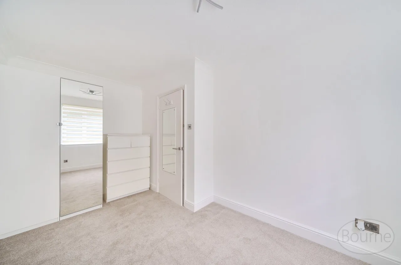 Farm Road, Esher, KT10, photo 6