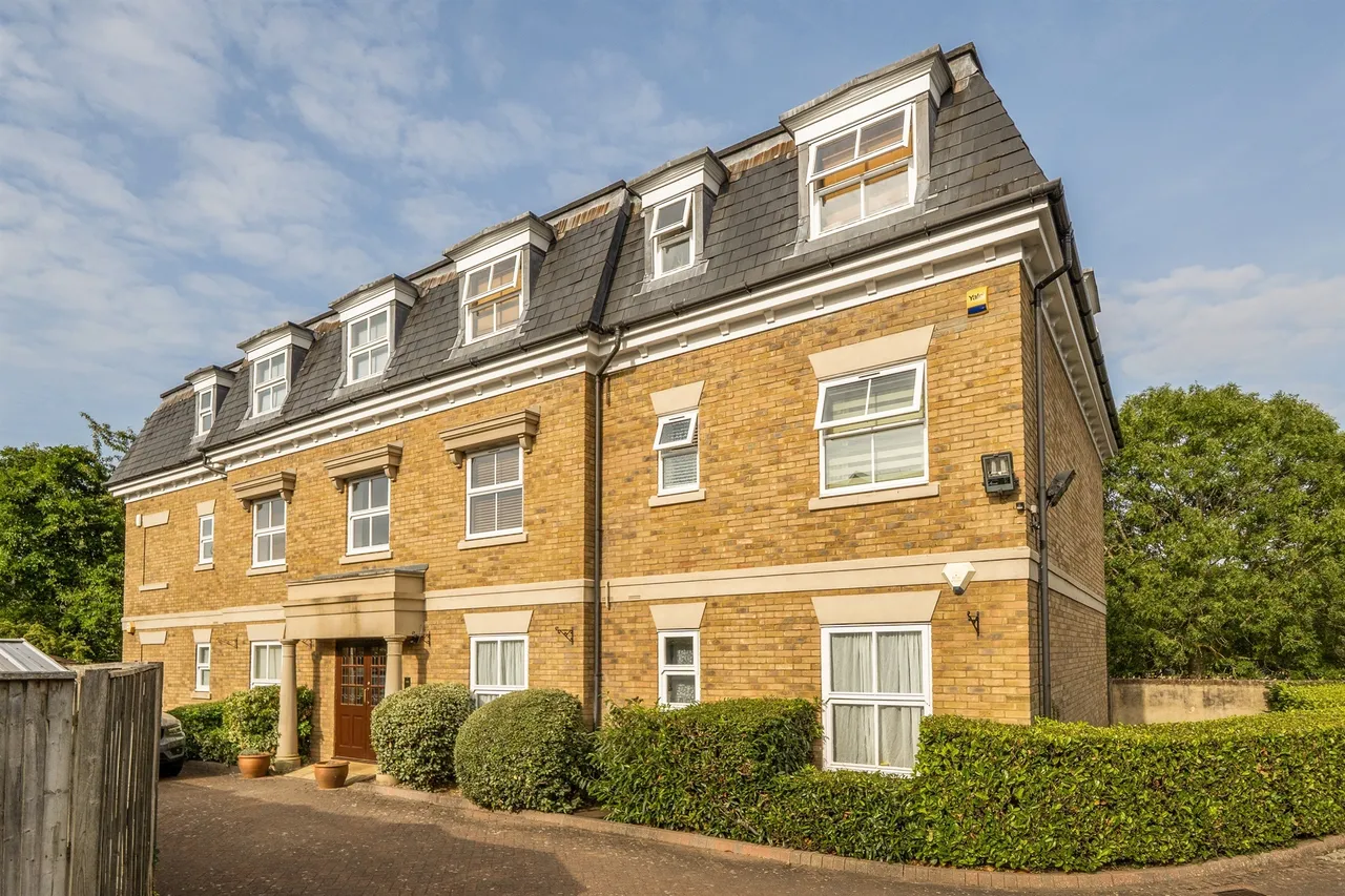 2 bed flat for sale — Frobisher Mews, Enfield