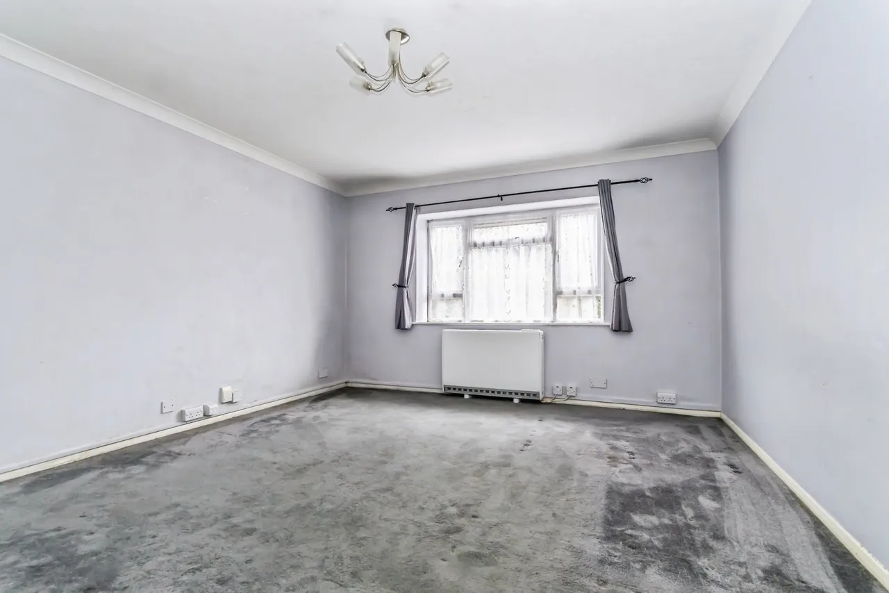 Nineham Court, Milton Road, Caterham, Surrey, CR3, photo 2