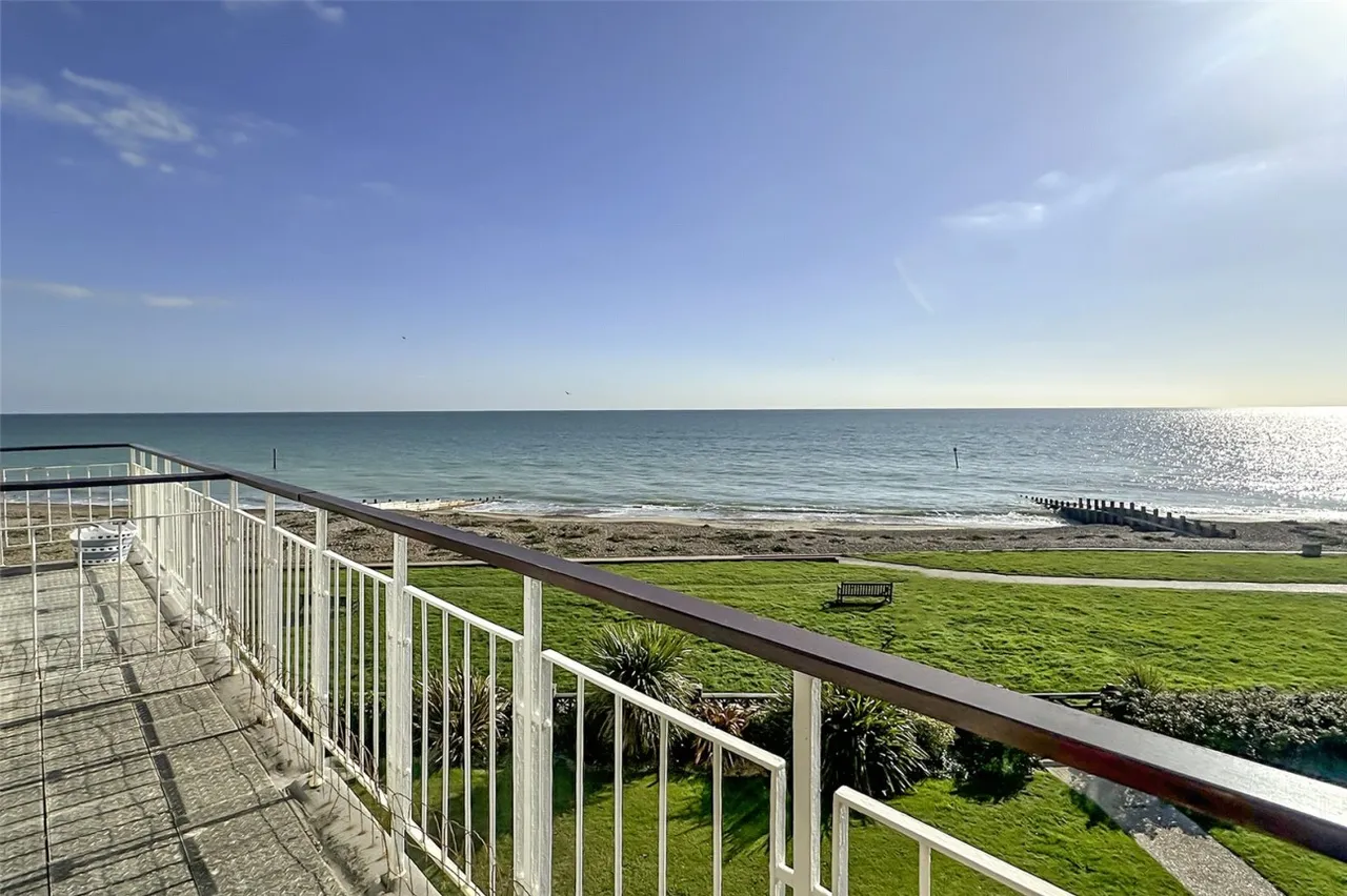 2 bed property for sale, Rustington, Littlehampton, BN16