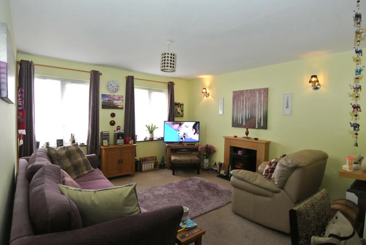 Berryscroft Road, Staines-Upon-Thames, Surrey, TW18 1NA, photo 2