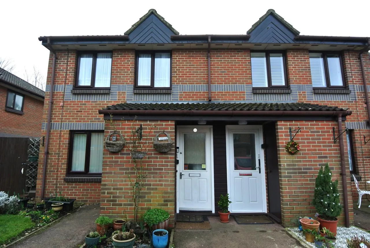 1 bed flat for sale — Berryscroft Road, Staines-Upon-Thames, Surrey, TW18 1NA
