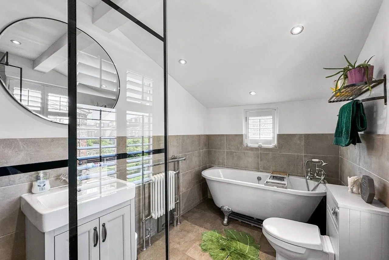 Moss Lane, Altrincham, Cheshire WA15 8HW, photo 20