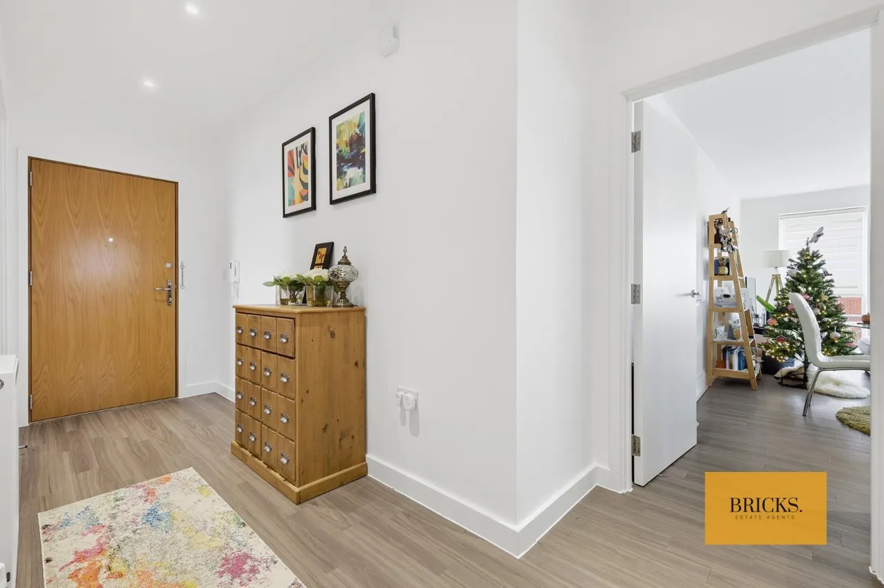 St. Clements Avenue, Romford, RM3 0FH, photo 2