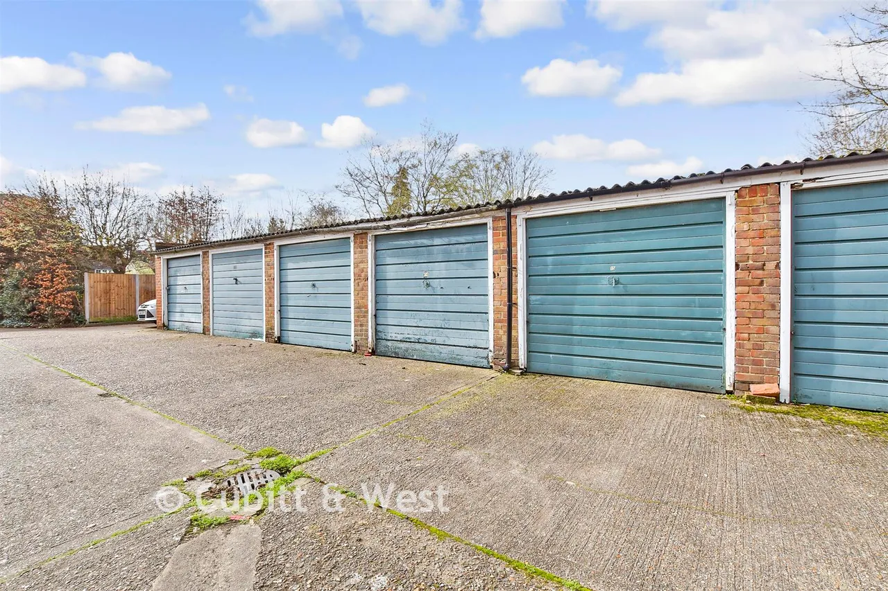 Linden Court, Leatherhead, KT22, photo 14