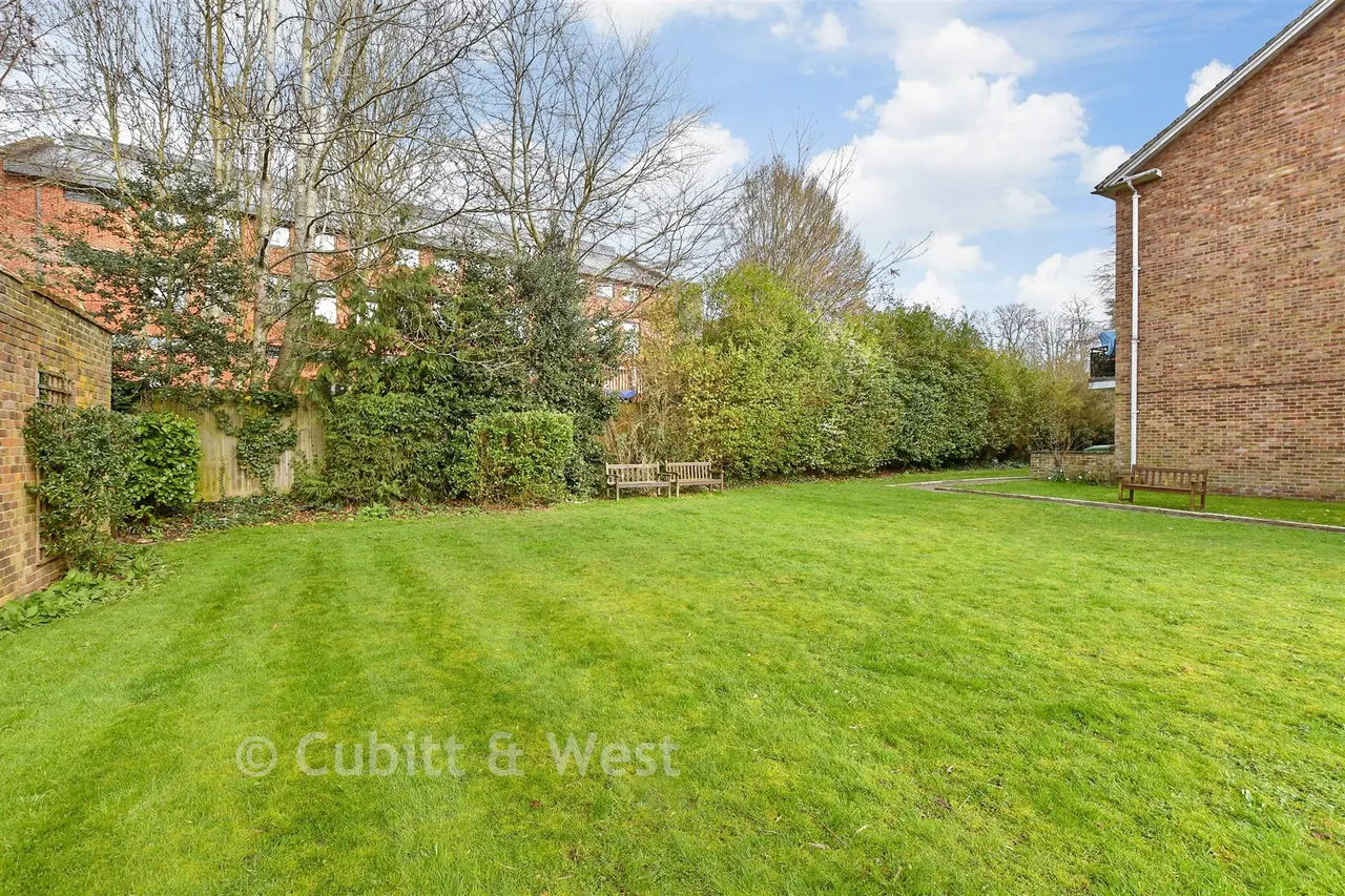 Linden Court, Leatherhead, KT22, photo 15