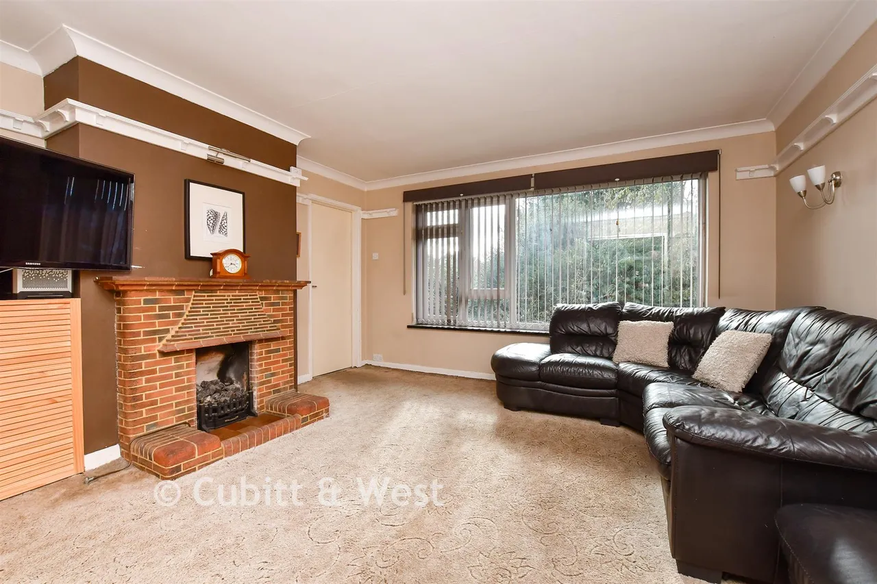 Linden Court, Leatherhead, KT22, photo 2