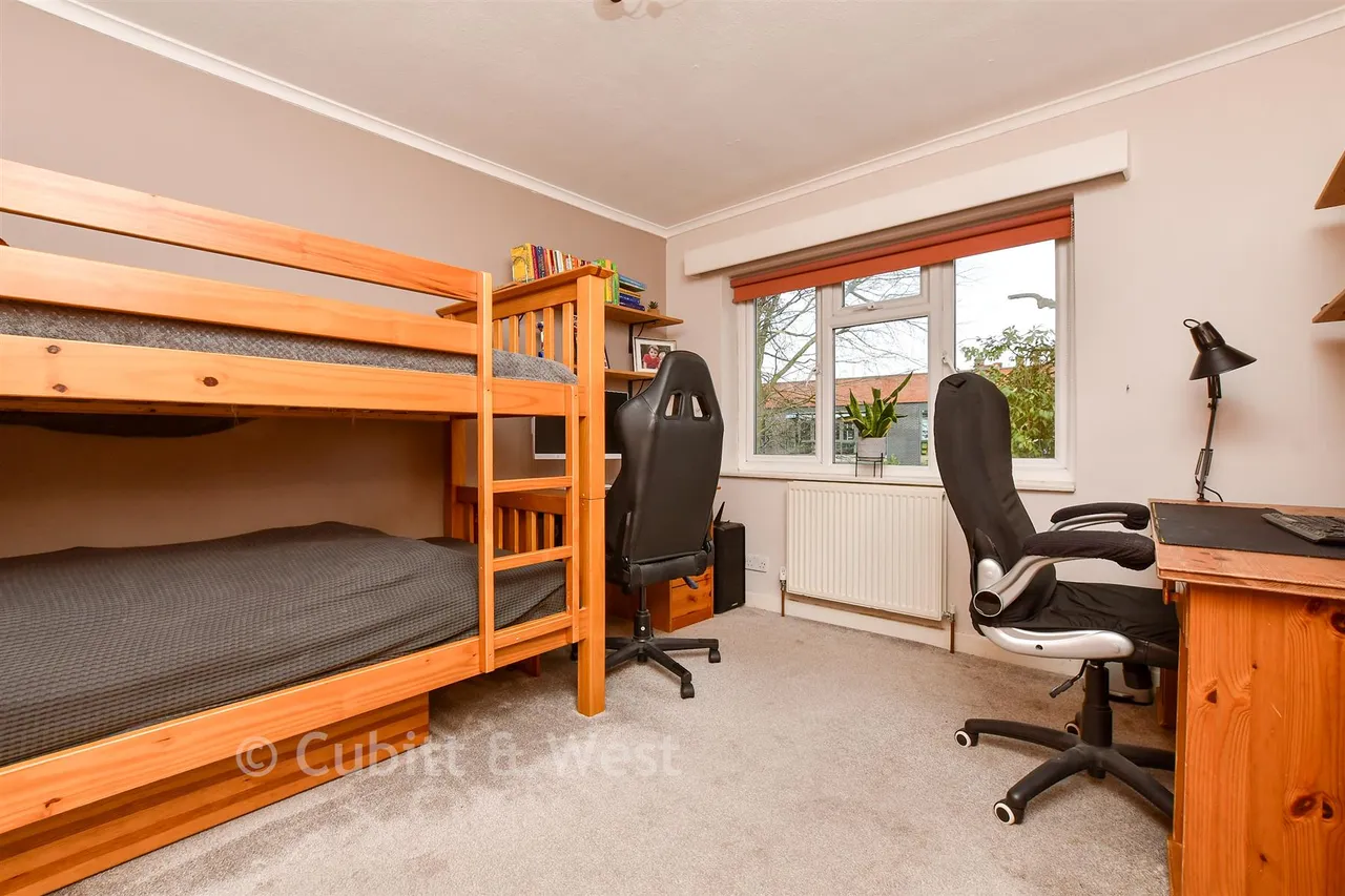 Linden Court, Leatherhead, KT22, photo 5