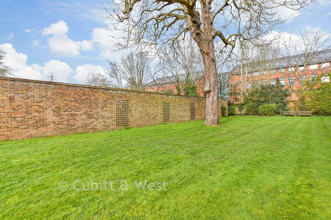 Linden Court, Leatherhead, KT22, photo 13
