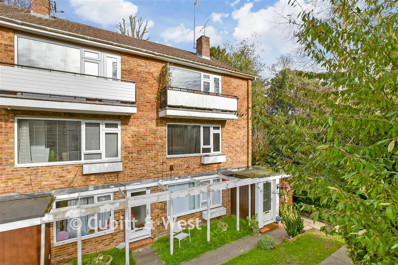 2 bed flat for sale, Linden Court, Leatherhead, KT22