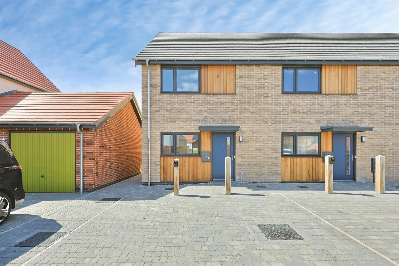 2 bed house for sale — Swanton Drive, Dereham