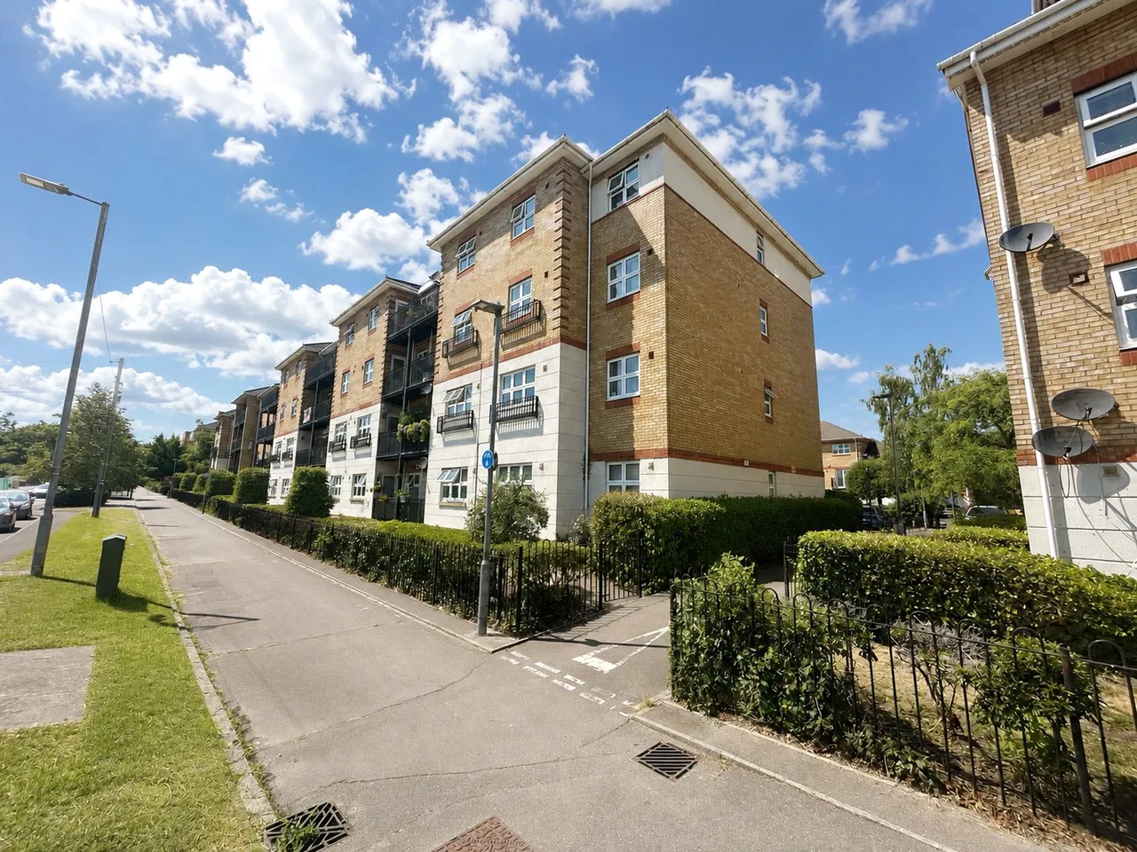 2 bed flat for sale — Ogden Park, Bracknell, Berkshire, RG12 9AE