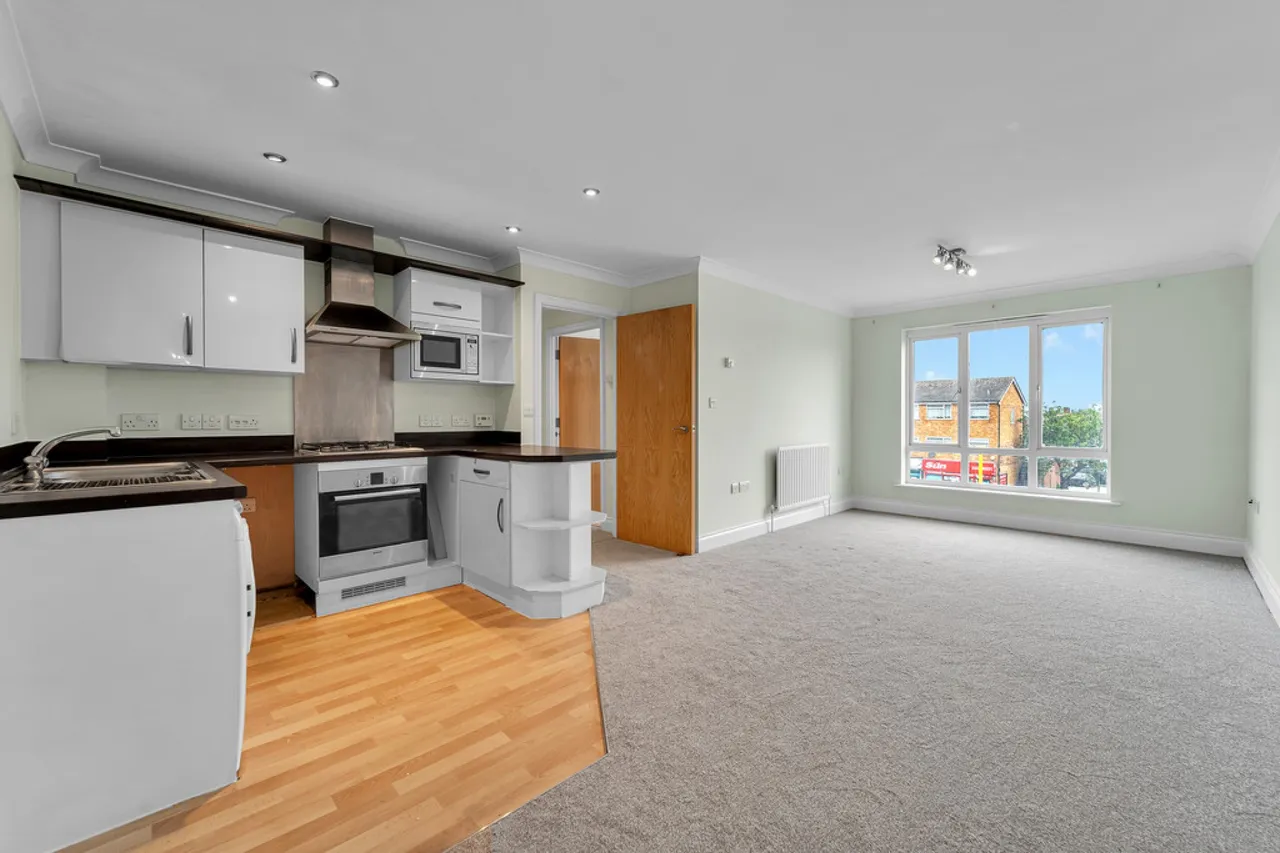 2 bed flat for sale, Staines Road West