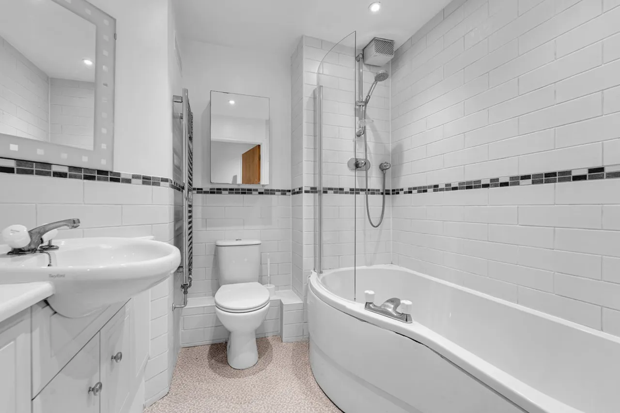 Staines Road West, photo 7