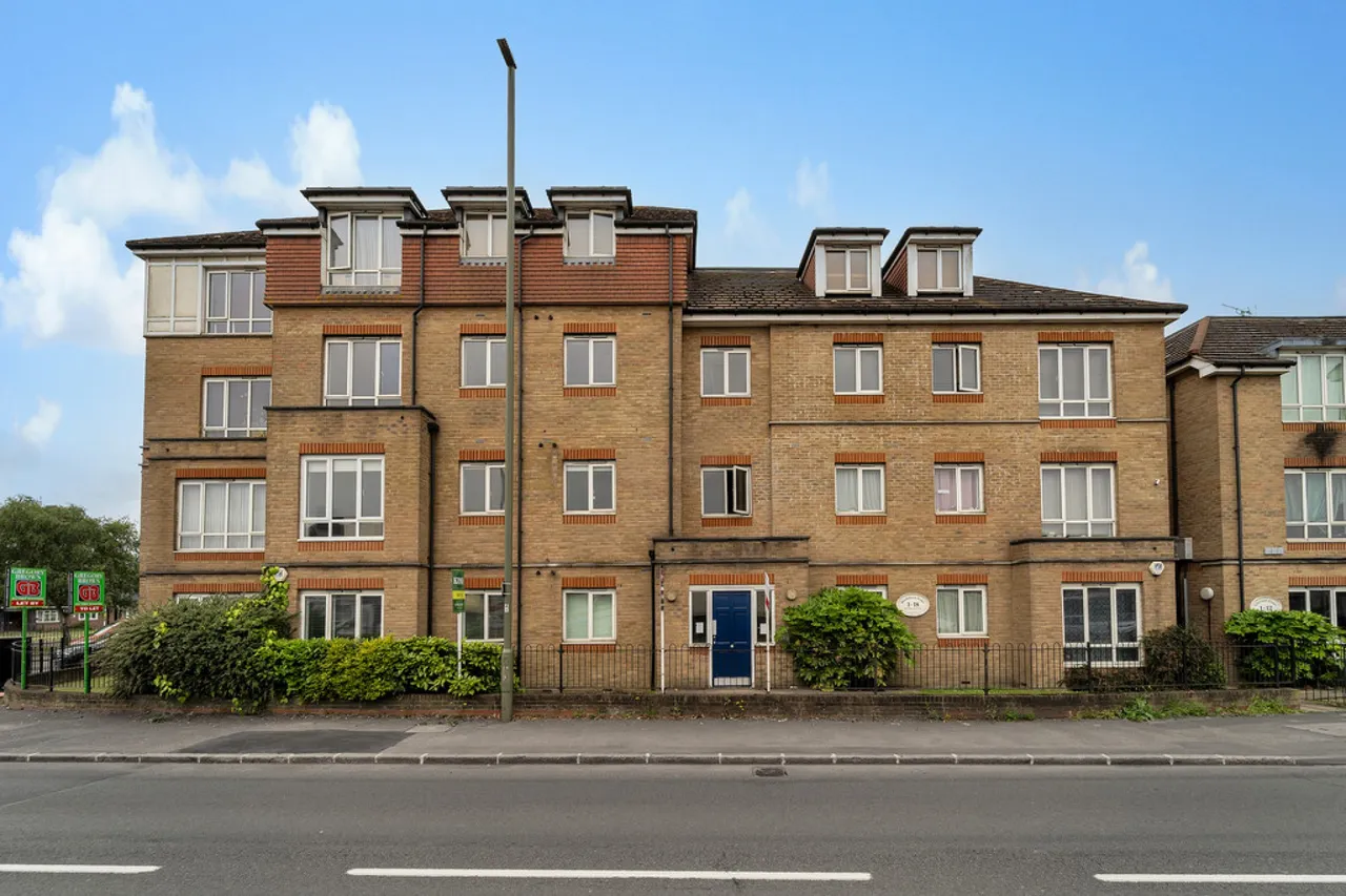 Staines Road West, photo 4