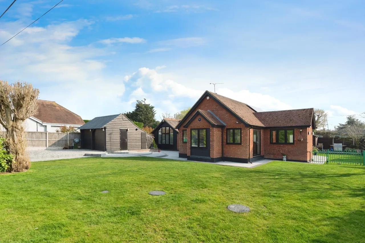 3 bed property for sale — The Chase, WICKFORD, Essex, SS12
