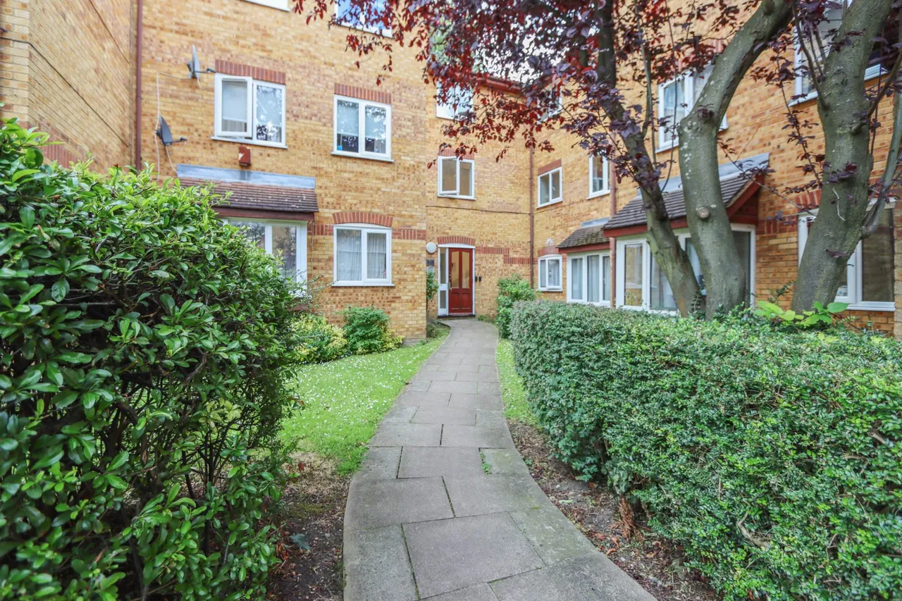 flat for sale — Greenway Close, London, N11 3NS