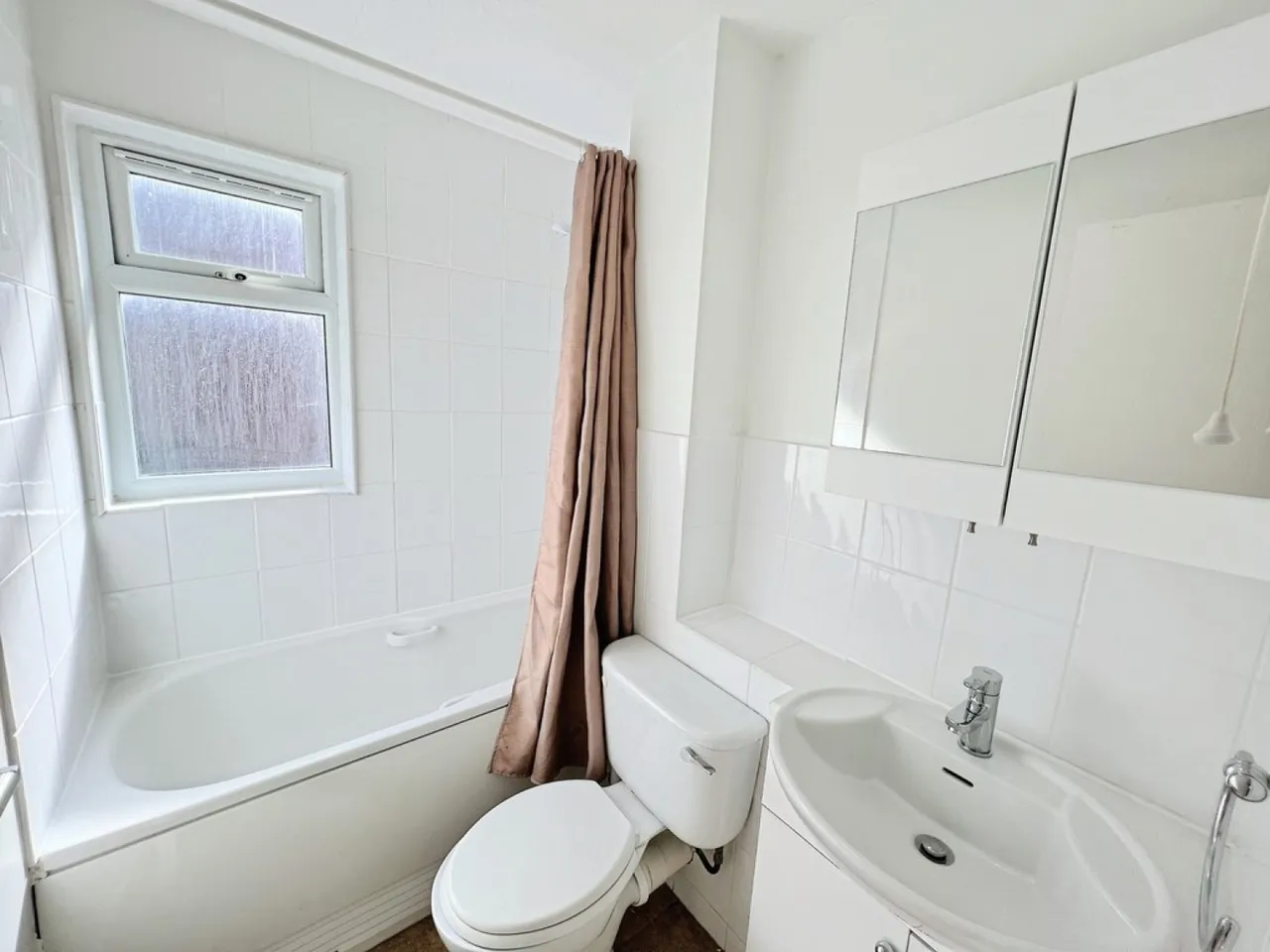 Flaxfield Court, RG21, photo 5