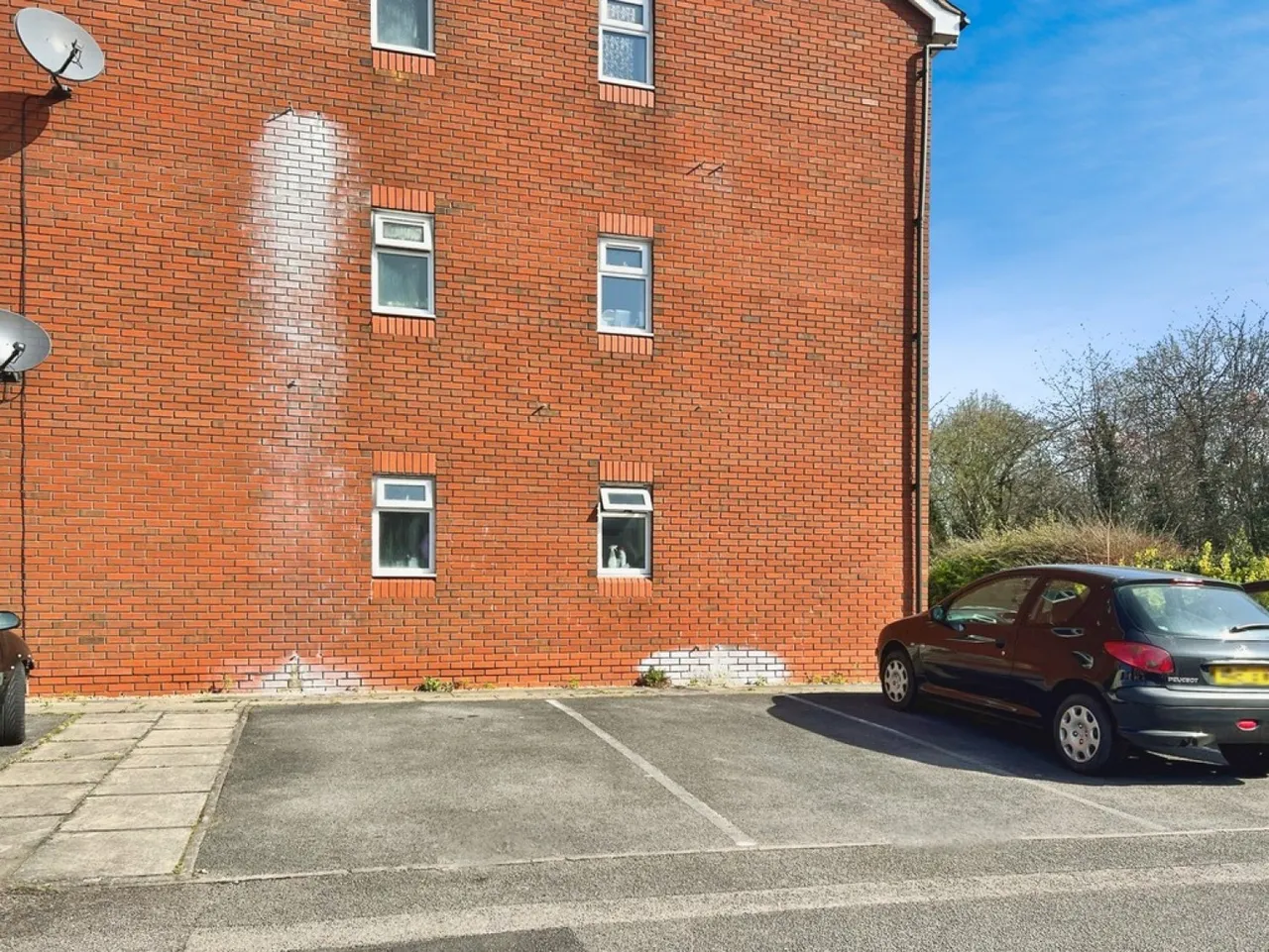Flaxfield Court, RG21, photo 6