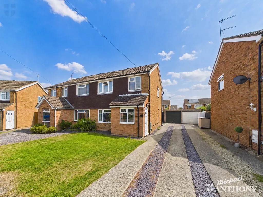 3 bed house for sale — Neyland Drive, Aylesbury, HP19 9SA