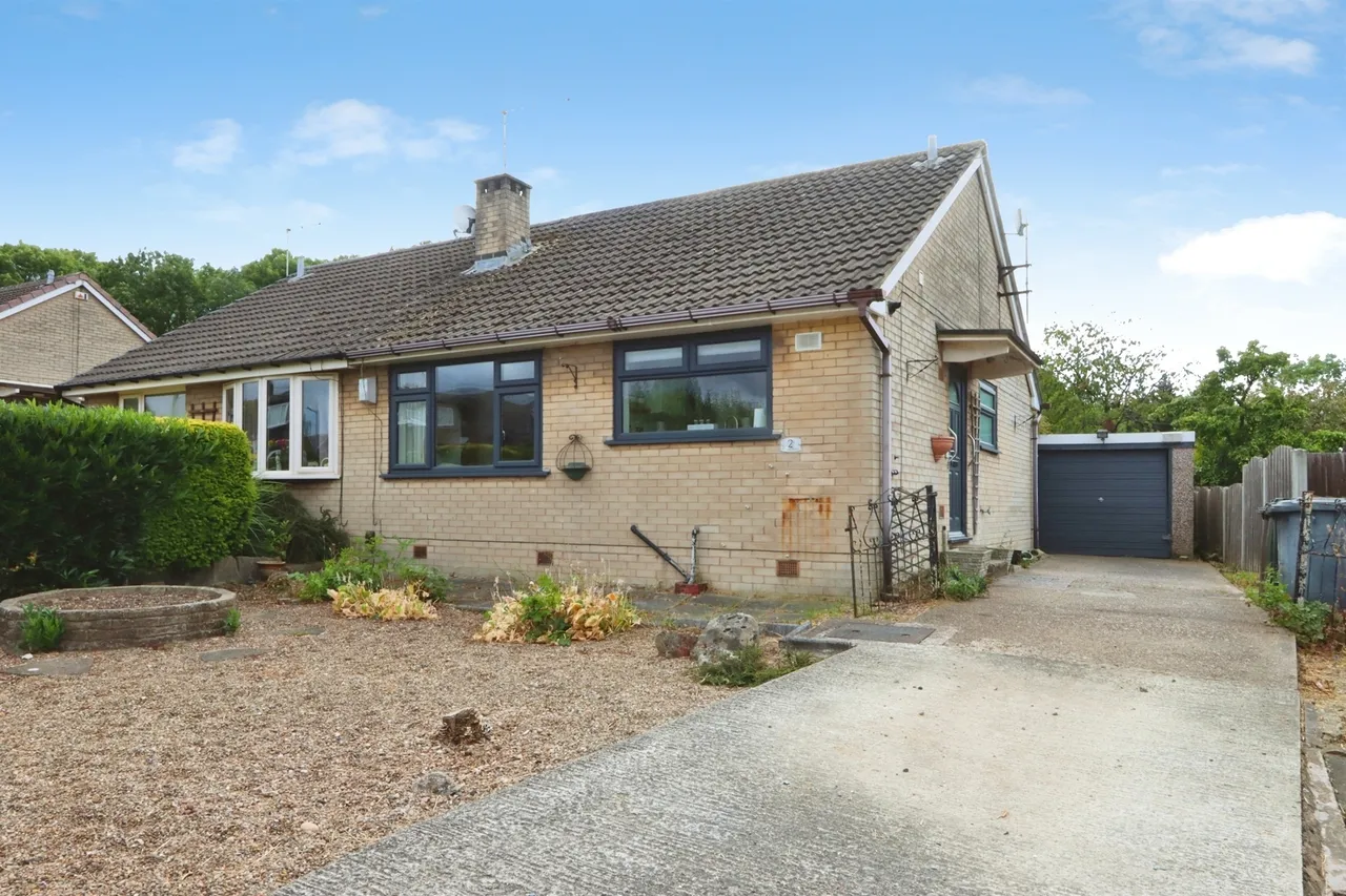 2 bed house for sale — Kynance Crescent, Brinsworth, Rotherham
