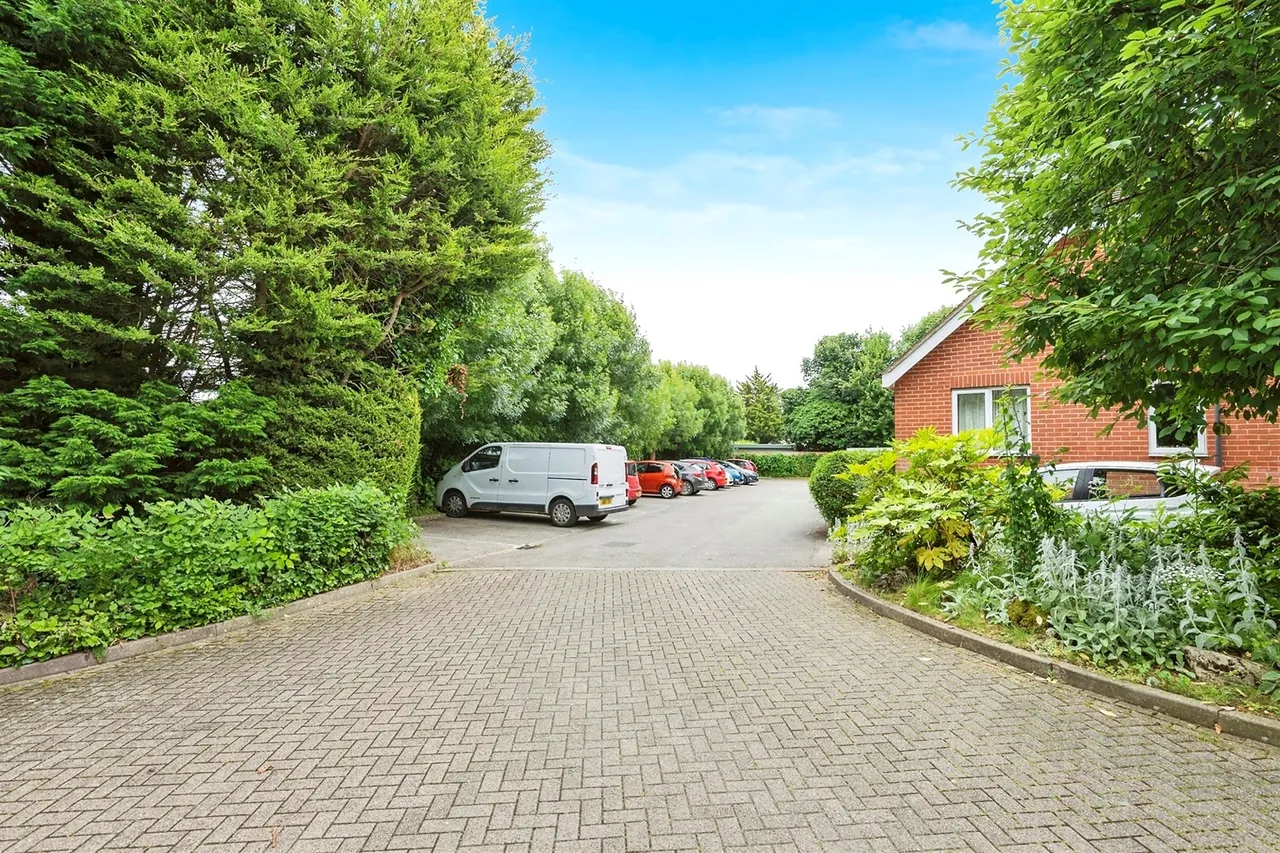 Collingwood Court, Royston, photo 12