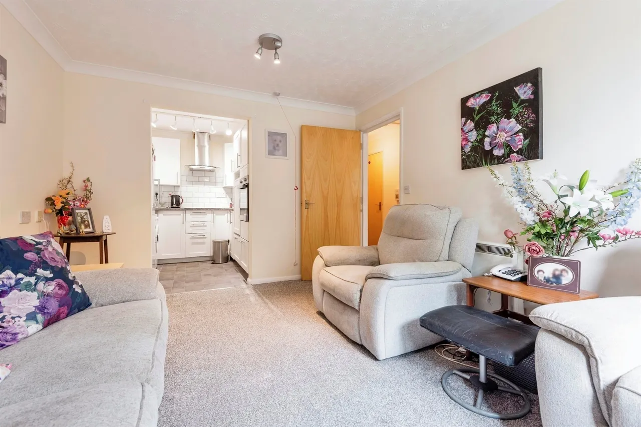 Collingwood Court, Royston, photo 5
