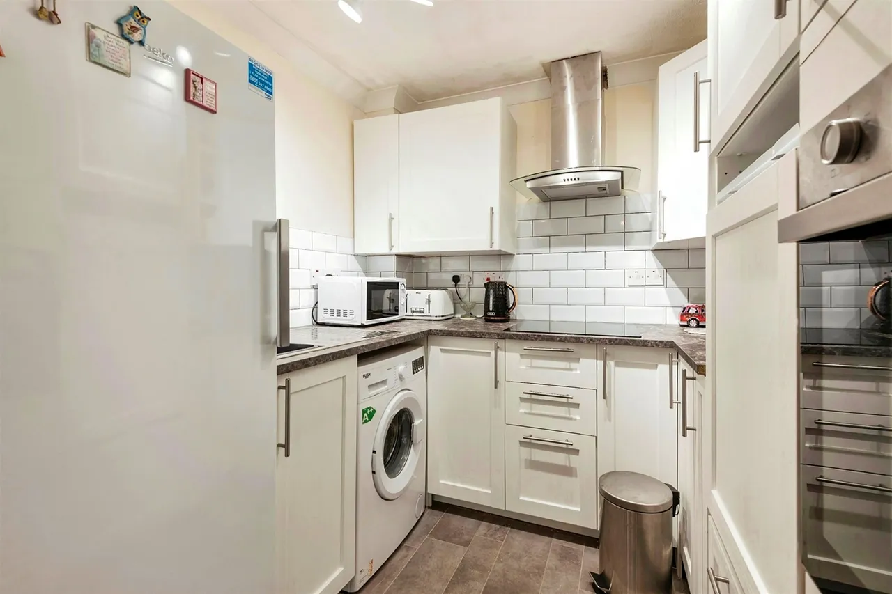 Collingwood Court, Royston, photo 3