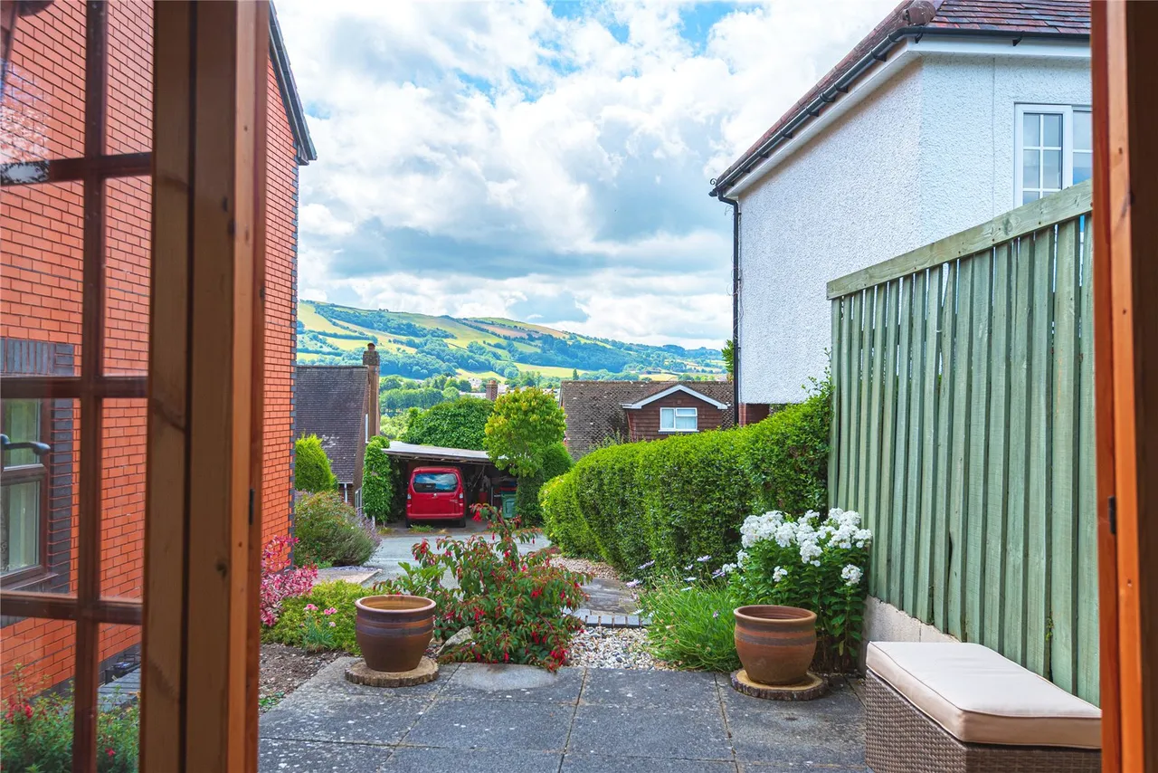 Barnfields, Newtown, Powys, SY16 2LA, photo 37