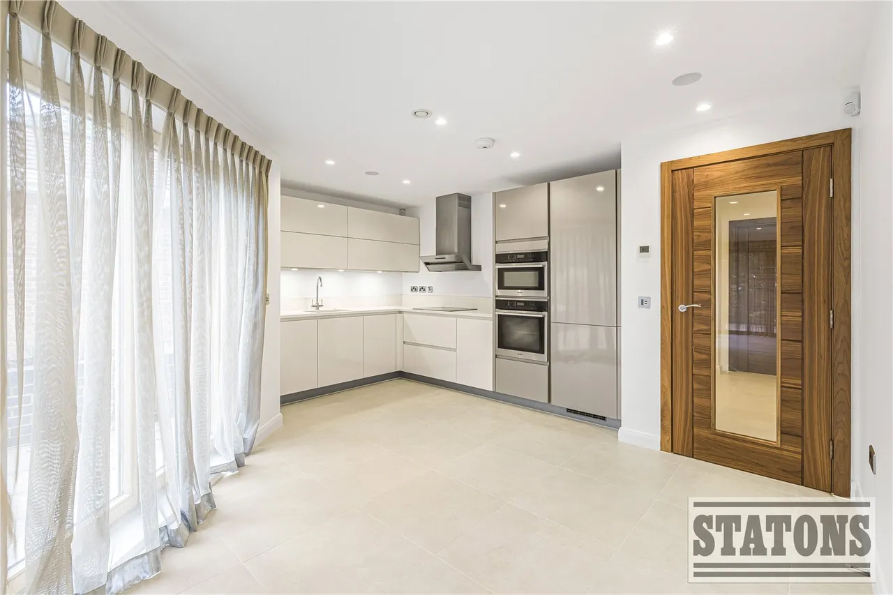 Totteridge Lane, London, N20 8DX, photo 4