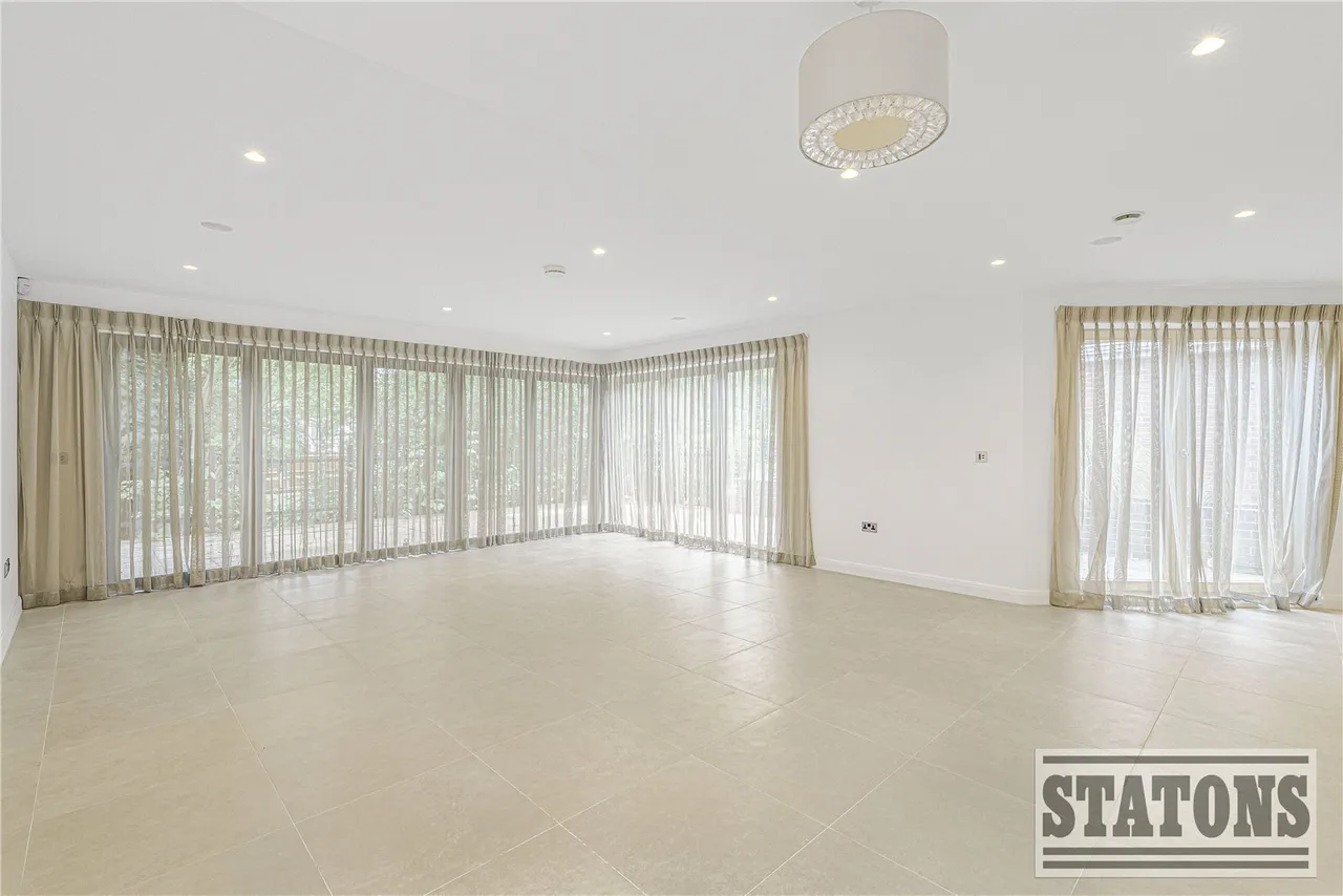 Totteridge Lane, London, N20 8DX, photo 3