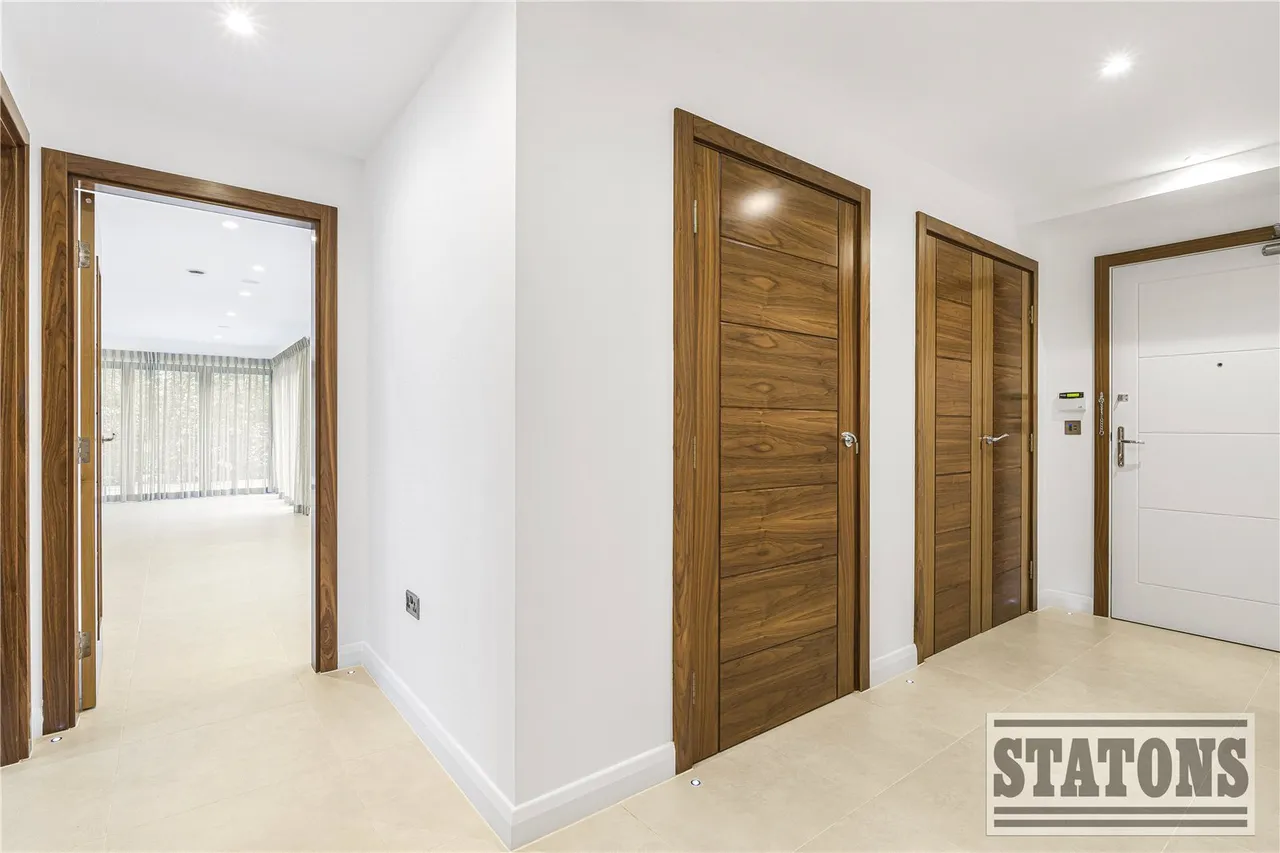 Totteridge Lane, London, N20 8DX, photo 2
