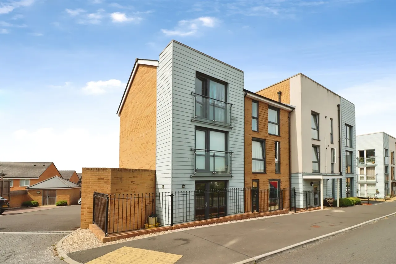 2 bed flat for sale, Snowdrop Drive, Emersons Green, BS16