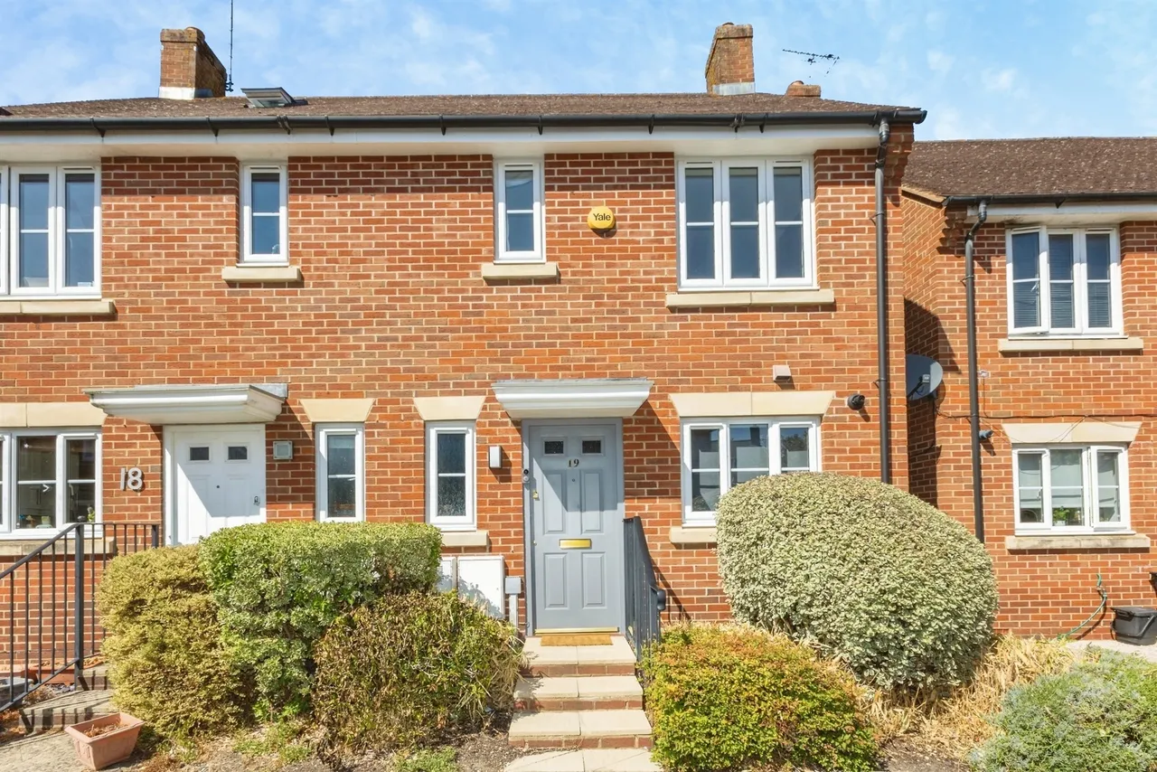 2 bed house for sale — Gloucester Avenue, Shinfield, Reading