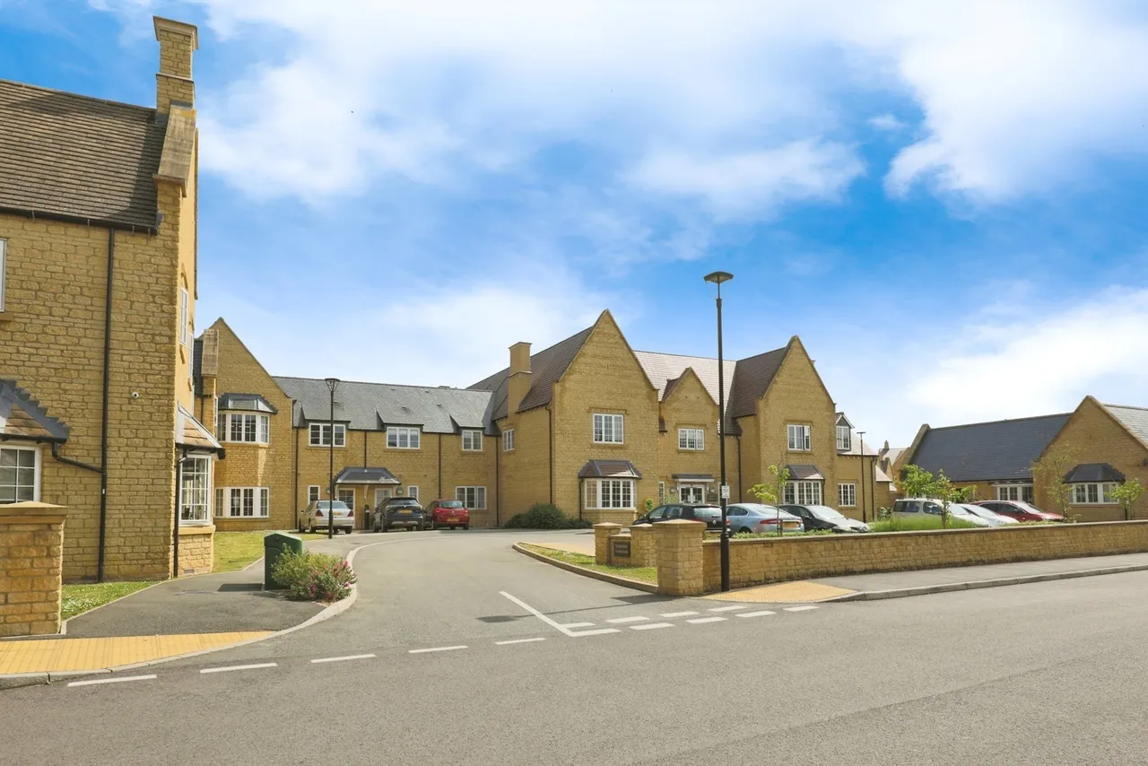2 bed flat for sale, Sargent Square, Broadway, WR12