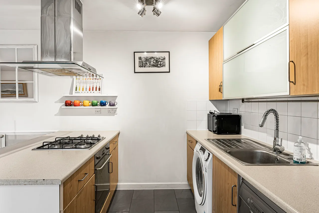 Commercial Road, London, E14, photo 11