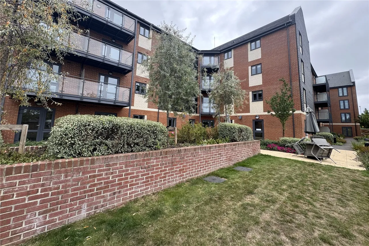 2 bed flat for sale — Station Road, Hook, Hampshire, RG27 9YG