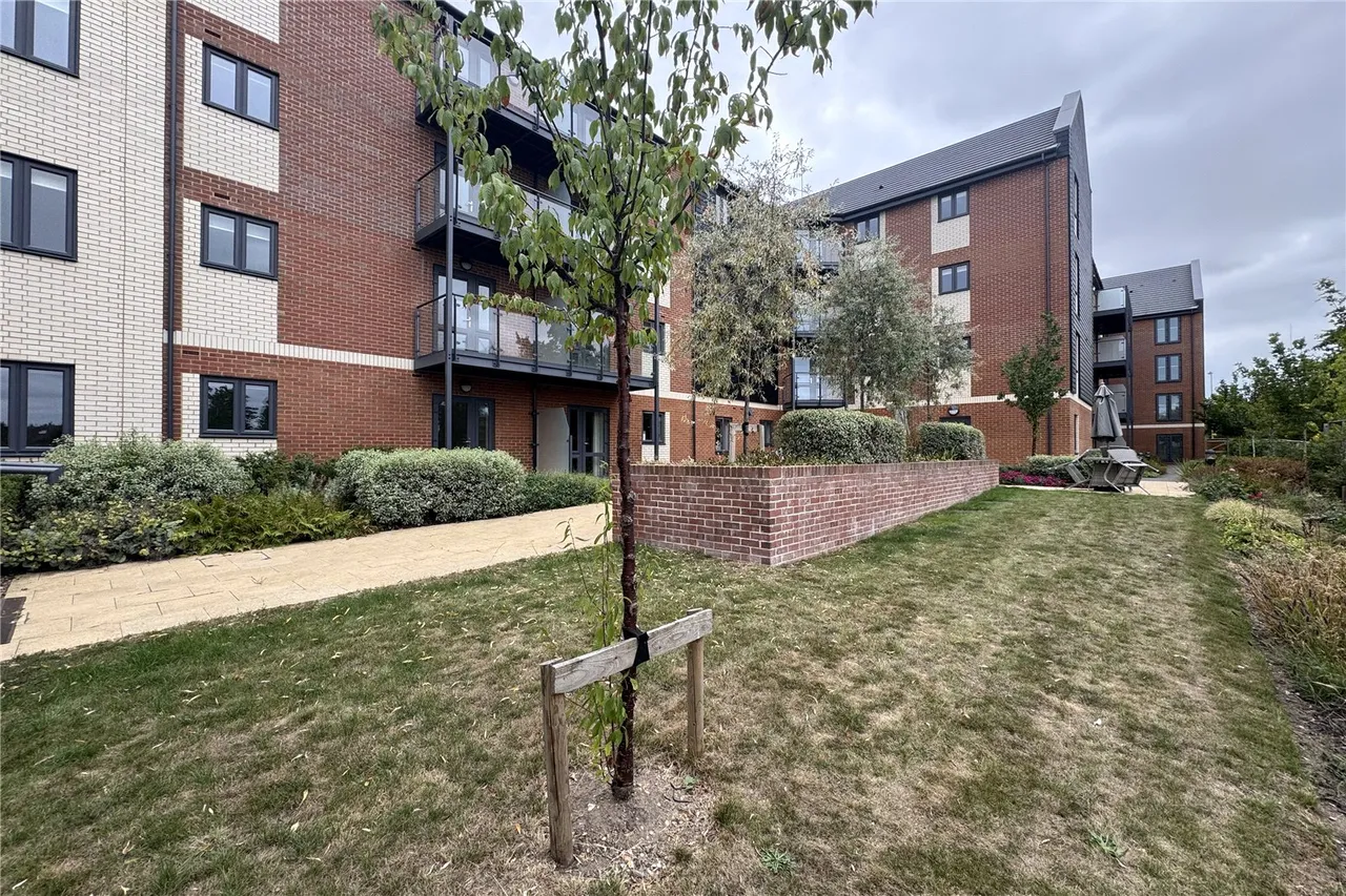 Station Road, Hook, Hampshire, RG27 9YG, photo 12