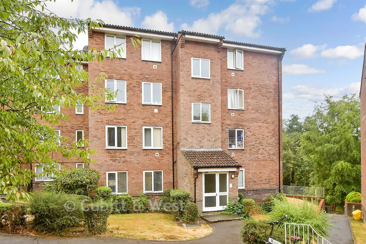 2 bed flat for sale, St. Leonard's Park, East Grinstead, RH19