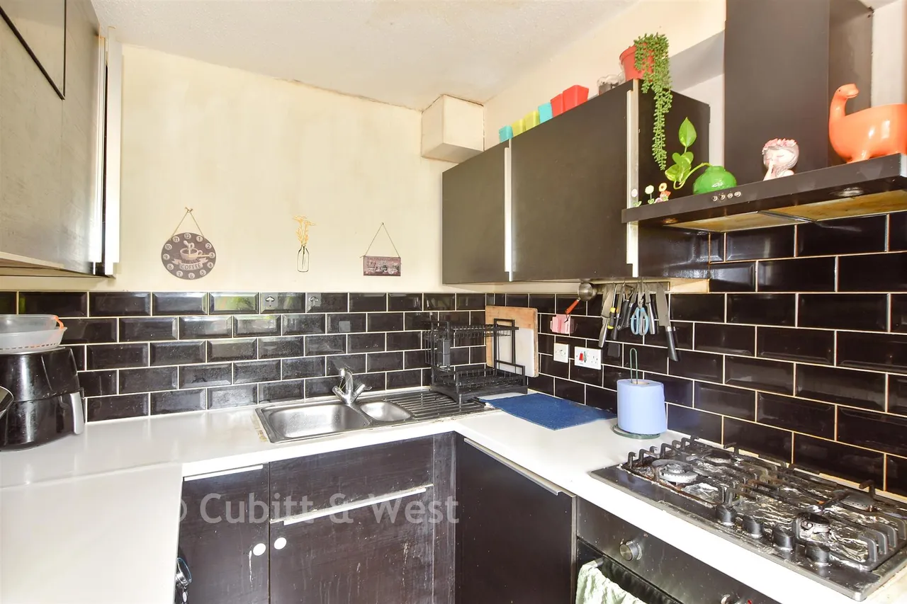 St. Leonard's Park, East Grinstead, RH19, photo 3