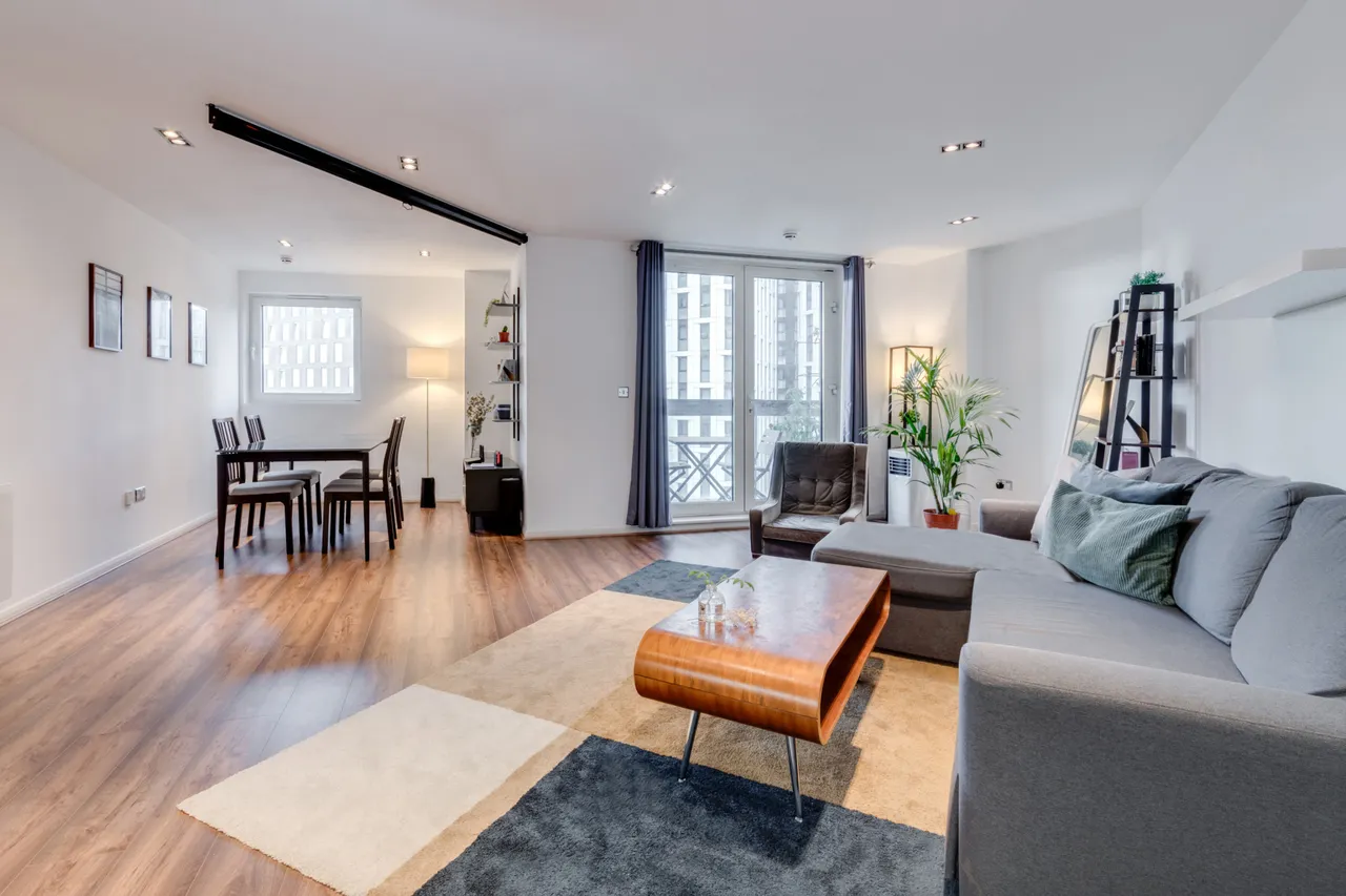 2 bed flat for sale, Limeharbour, London, E14