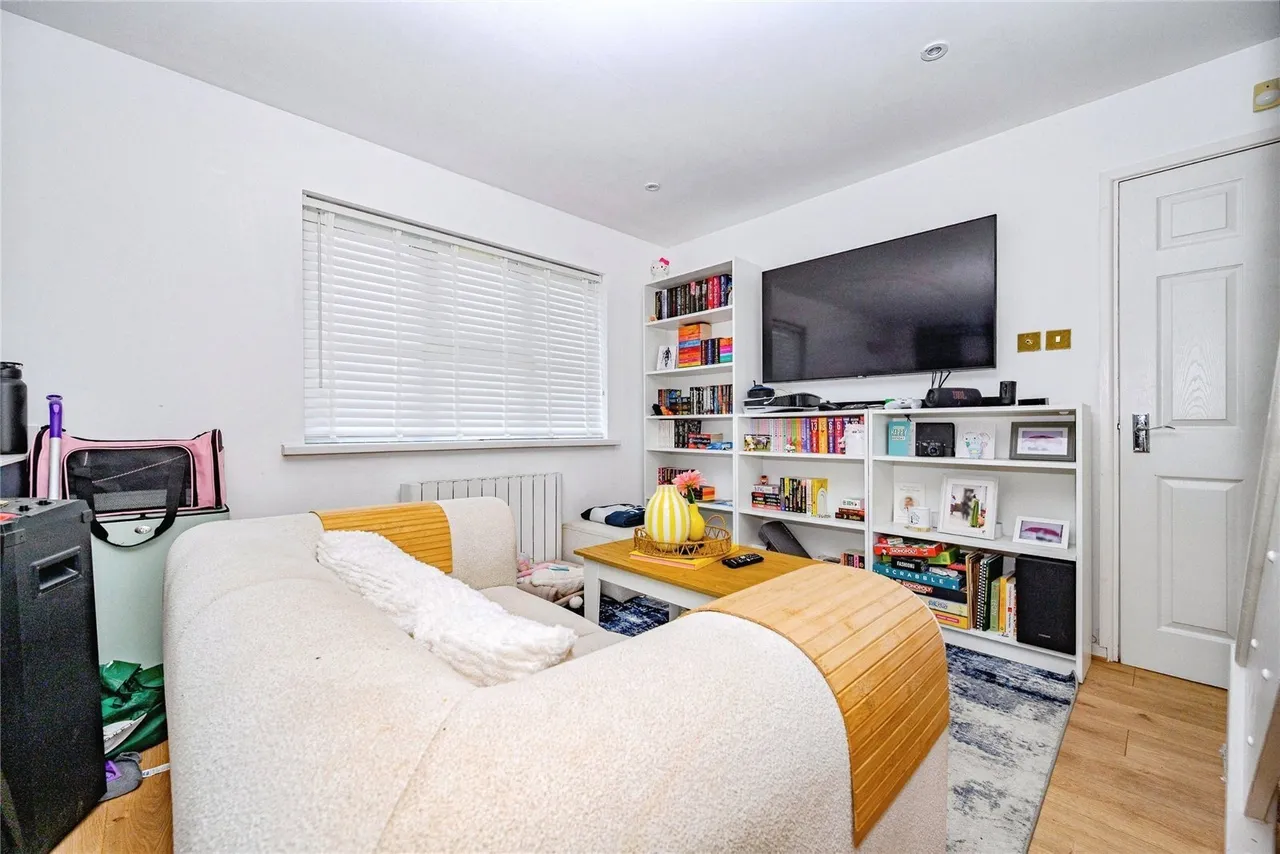 Lowry Drive, Houghton Regis, Dunstable, Bedfordshire, LU5, photo 4