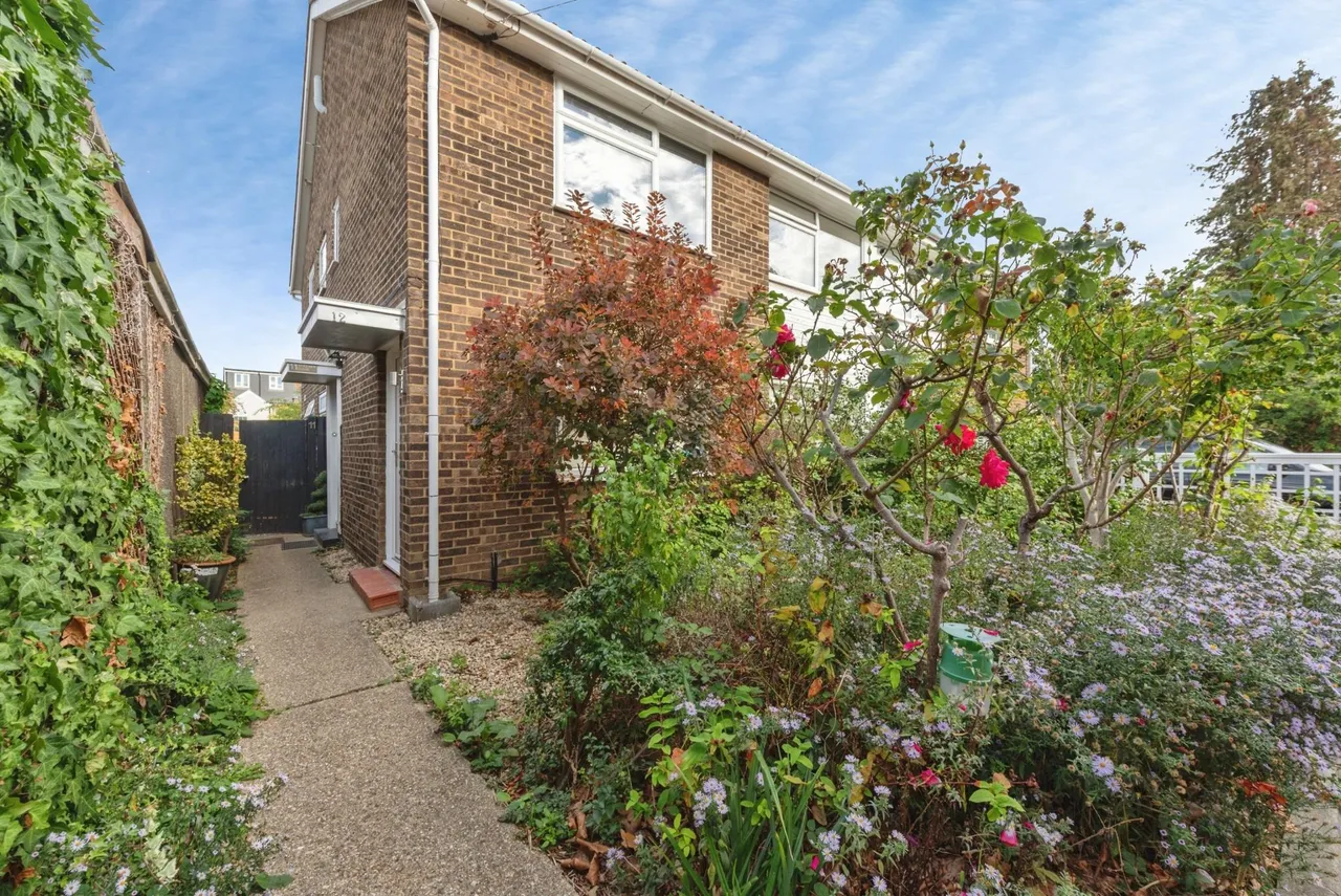 2 bed flat for sale, Woodbine Close, Twickenham, TW2