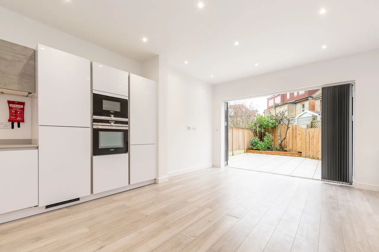2 bed flat to rent — Flat 1, 50 Loveday Road, London